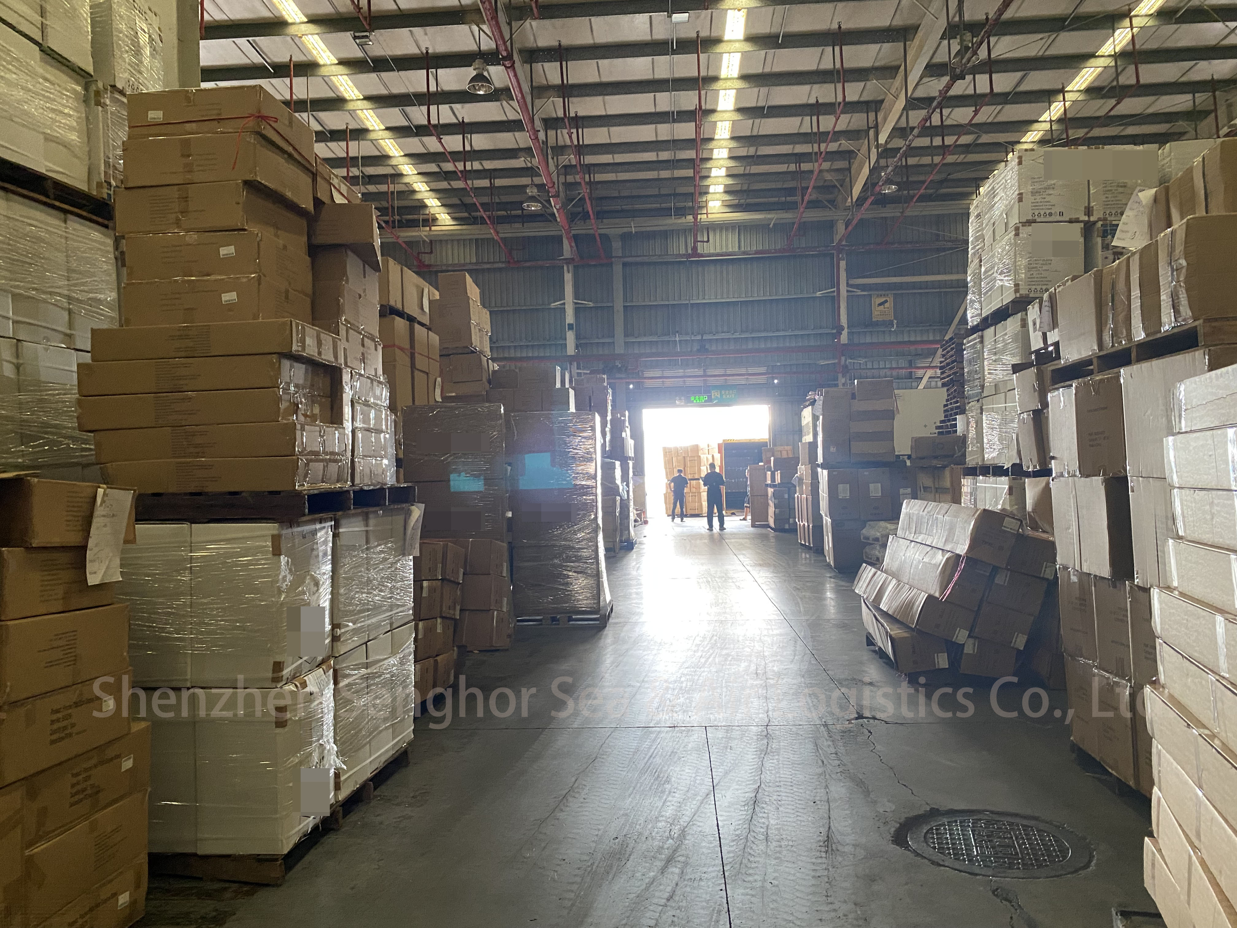 senghor-logistics-and-customers-in-warehouse-for-inspection